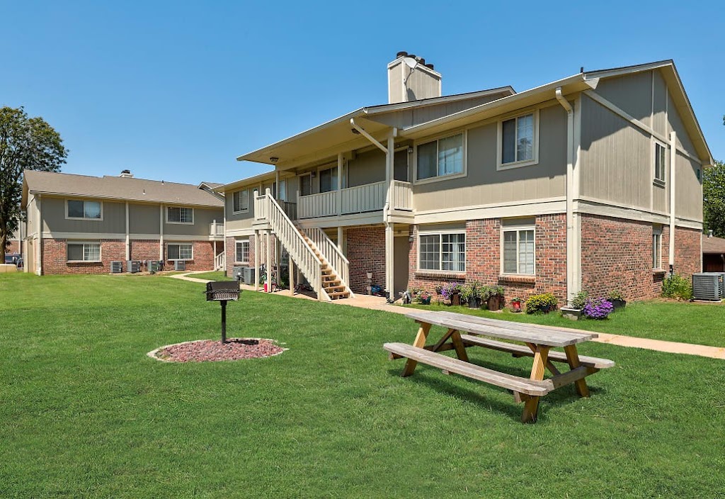 Hearth Hollow Apartments | 200 S Woodlawn Blvd, Derby, KS 67037, USA | Phone: (316) 633-4917
