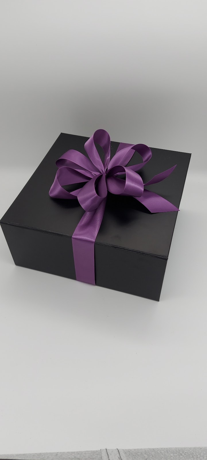 EM Gift Boxes | 961 Lounsborough St, Windsor, ON N9G 2Z9, Canada | Phone: (519) 995-5957