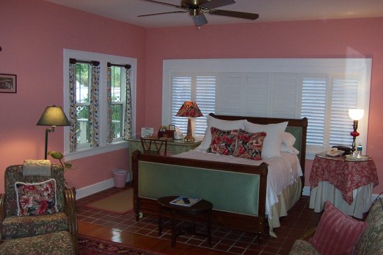 Sea Breeze Manor Inn | 5701 Shore Blvd S, Gulfport, FL 33707, USA | Phone: (727) 343-4445