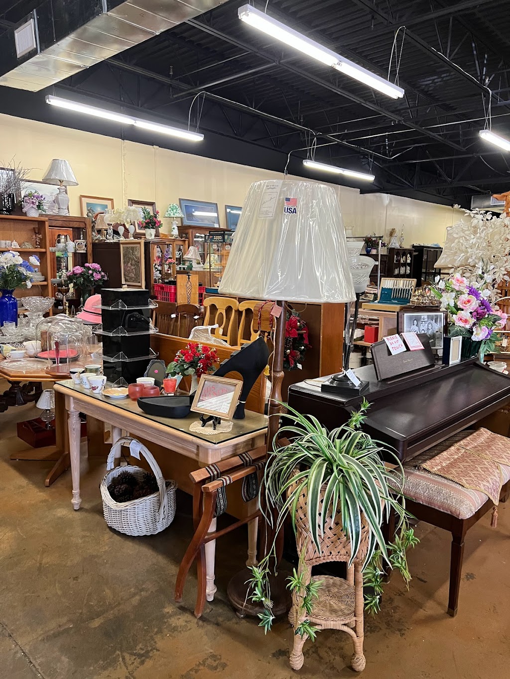 Antique Treasures | 201 Harwood Rd, Bedford, TX 76021, USA | Phone: (817) 281-0809