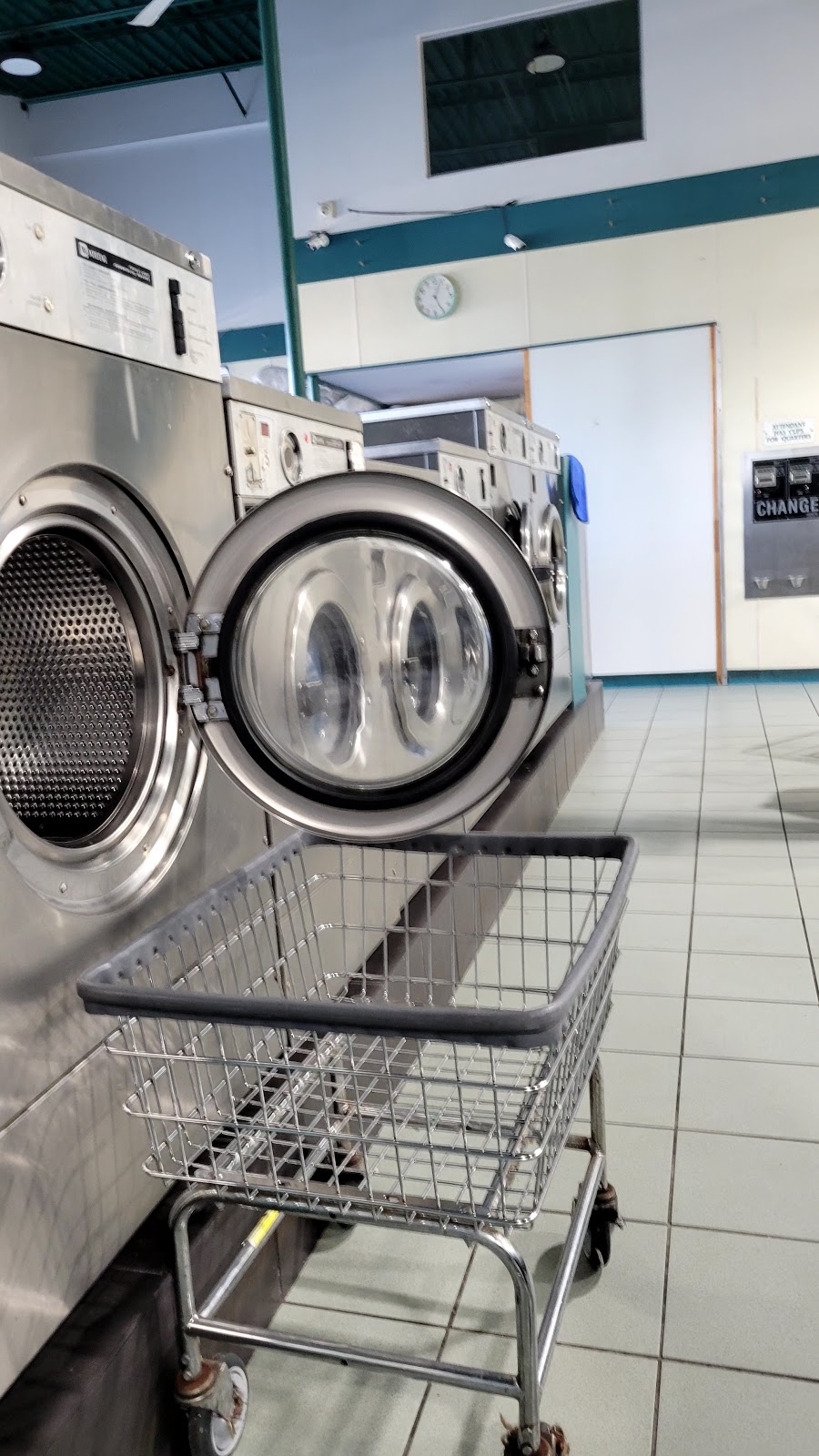 Amityville Laundromat | 720 Broadway, Amityville, NY 11701, USA | Phone: (631) 789-8740