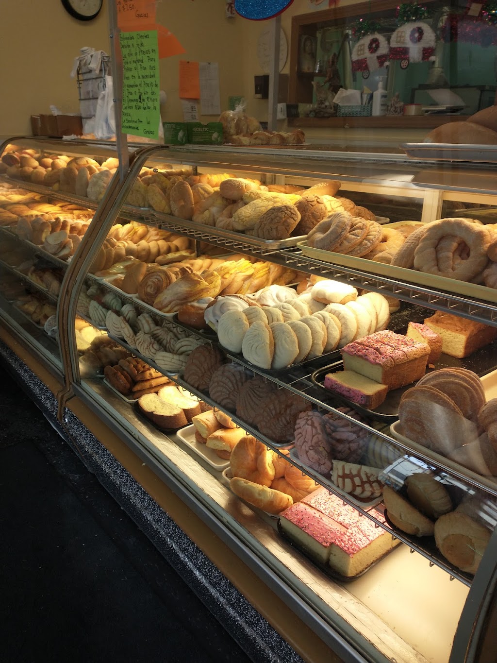 Lincoln Panaderia Bakery | 1021 W Lincoln Ave, Milwaukee, WI 53215, USA | Phone: (414) 212-8172