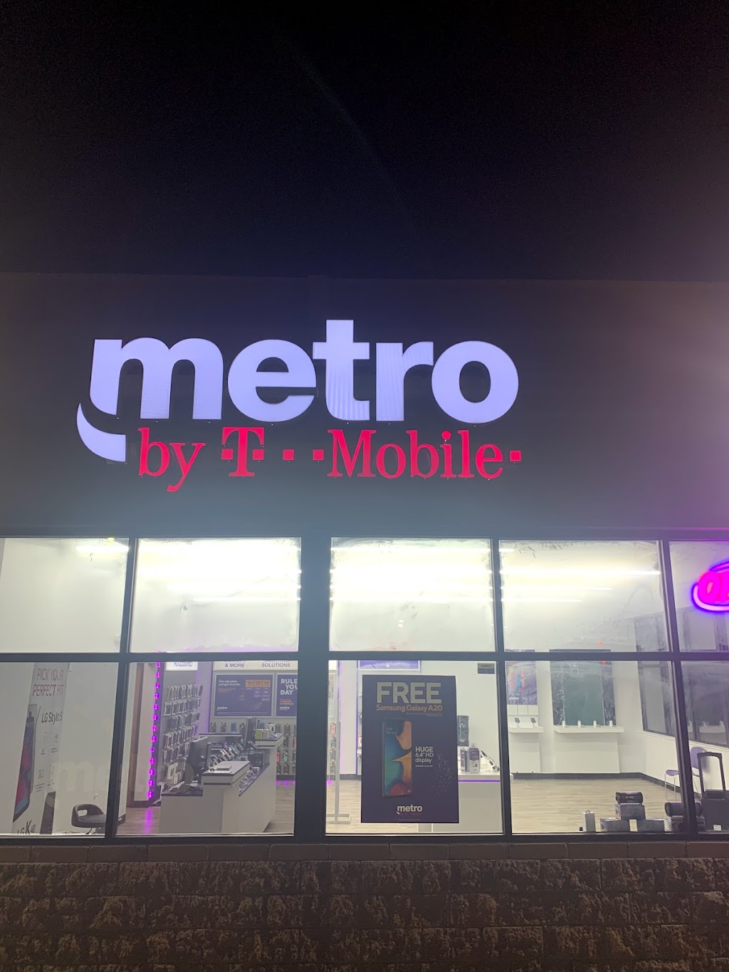 Metro by T-Mobile - electronics store  | Photo 3 of 7 | Address: 4030 Auburn Rd, Shelby Township, MI 48317, USA | Phone: (586) 918-1111