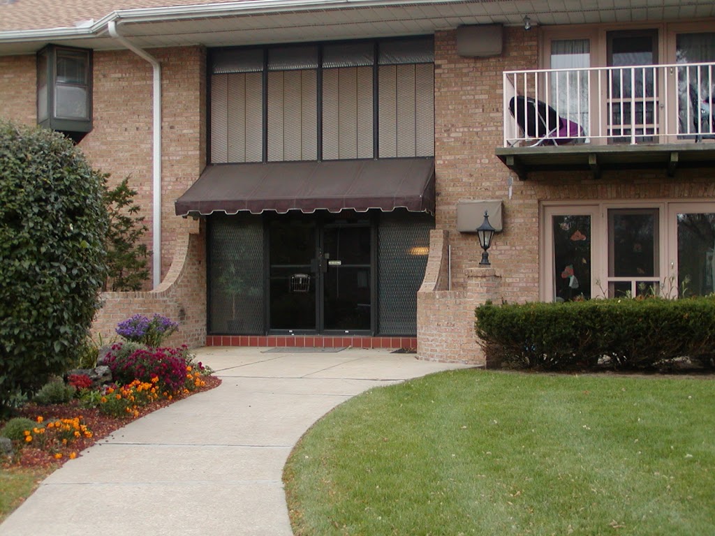 Whitcomb Square Apartments | 5002 Whitcomb Dr, Madison, WI 53711, USA | Phone: (608) 274-6444