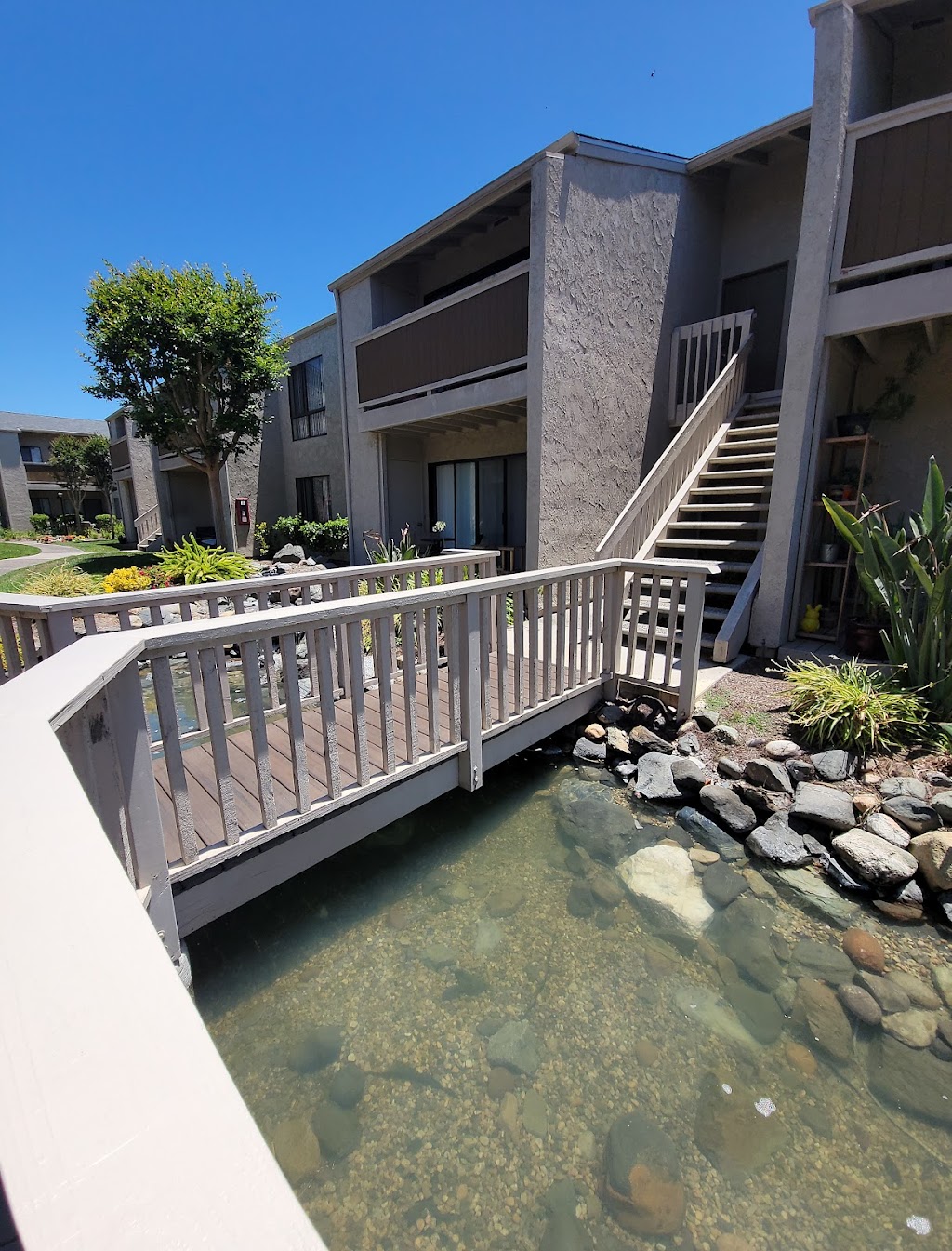 Pinecreek Apartments | 2300 Fairview Rd, Costa Mesa, CA 92626, USA | Phone: (714) 545-2300