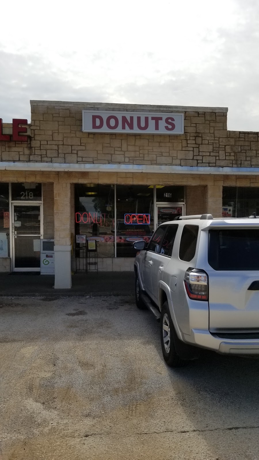 Donutland | 216 N Main St, Euless, TX 76039, USA | Phone: (817) 283-0445