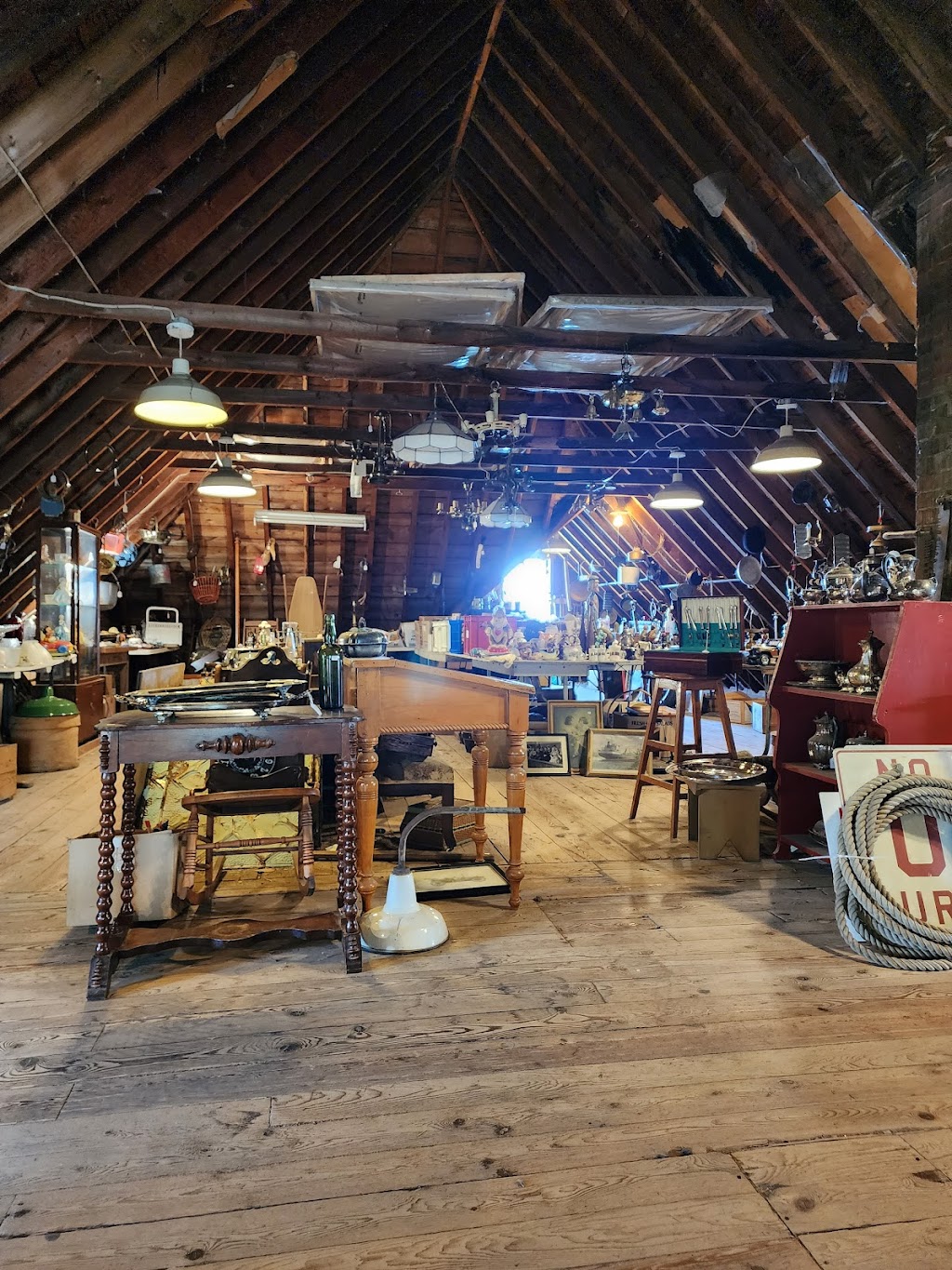 Prudhommes Antique & Vintage Market | 3125 N Service Rd, Vineland Station, ON L0R 2E0, Canada | Phone: (905) 562-5187