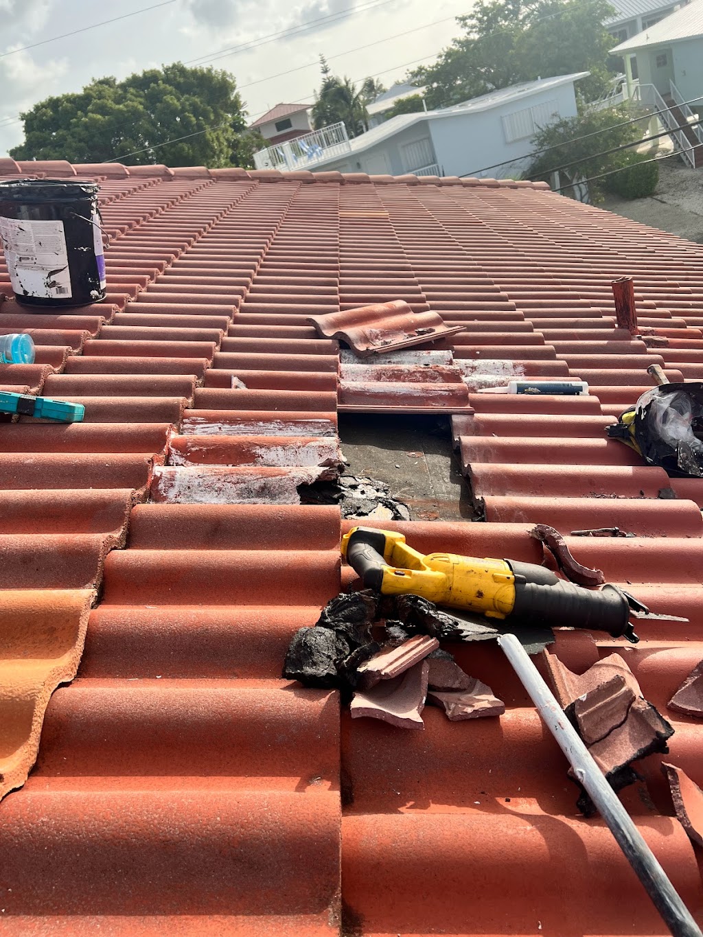 Andy the roofer & co | 210 W 2nd Ct, Key Largo, FL 33037, USA | Phone: (305) 451-1552