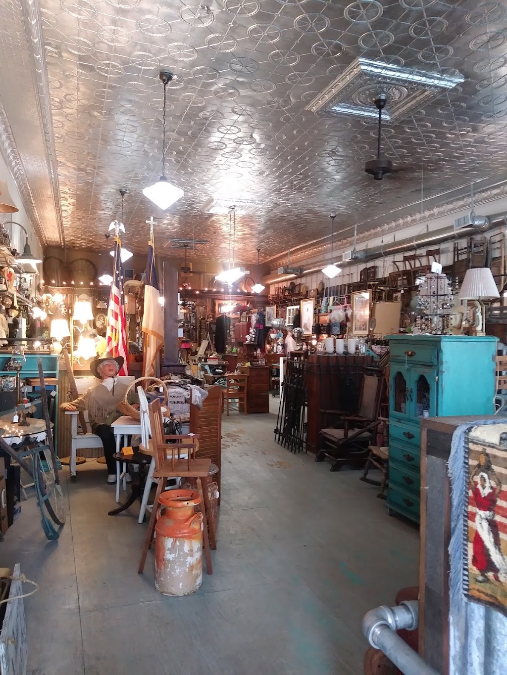 Rusty Bucket Antiques | 134 S Broadway St, Checotah, OK 74426, USA | Phone: (918) 490-2901