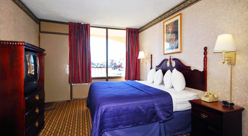 Econo Lodge Inn & Suites | 711 S Key St, Pilot Mountain, NC 27041, USA | Phone: (336) 368-2237