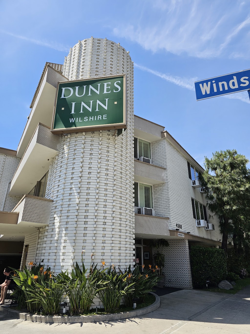 Dunes Inn - Wilshire | 4300 Wilshire Blvd, Los Angeles, CA 90010, USA | Phone: (323) 938-3616
