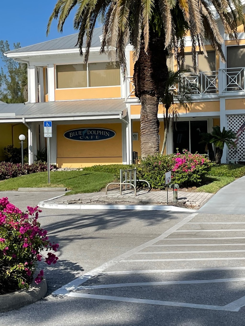 Blue Dolphin Cafe | 5370 Gulf of Mexico Dr #101, Longboat Key, FL 34228, USA | Phone: (941) 383-3787
