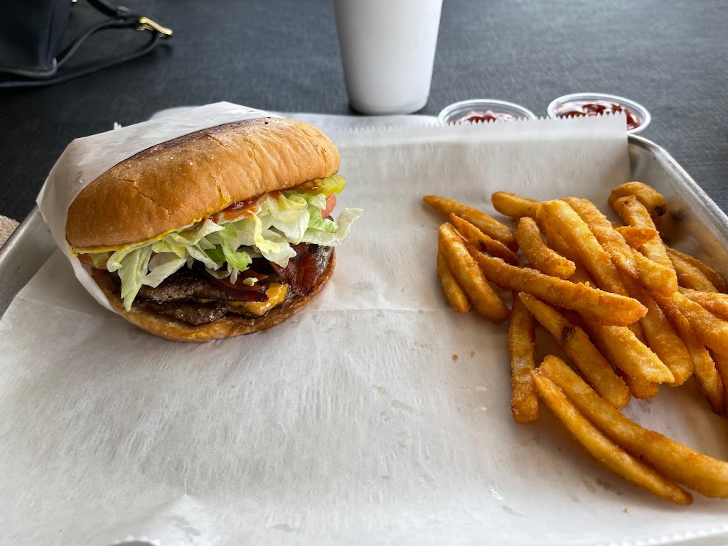 Barbed Wire Burger Co | 11089 New Sulphur Springs Rd, San Antonio, TX 78263, USA | Phone: (210) 284-1539