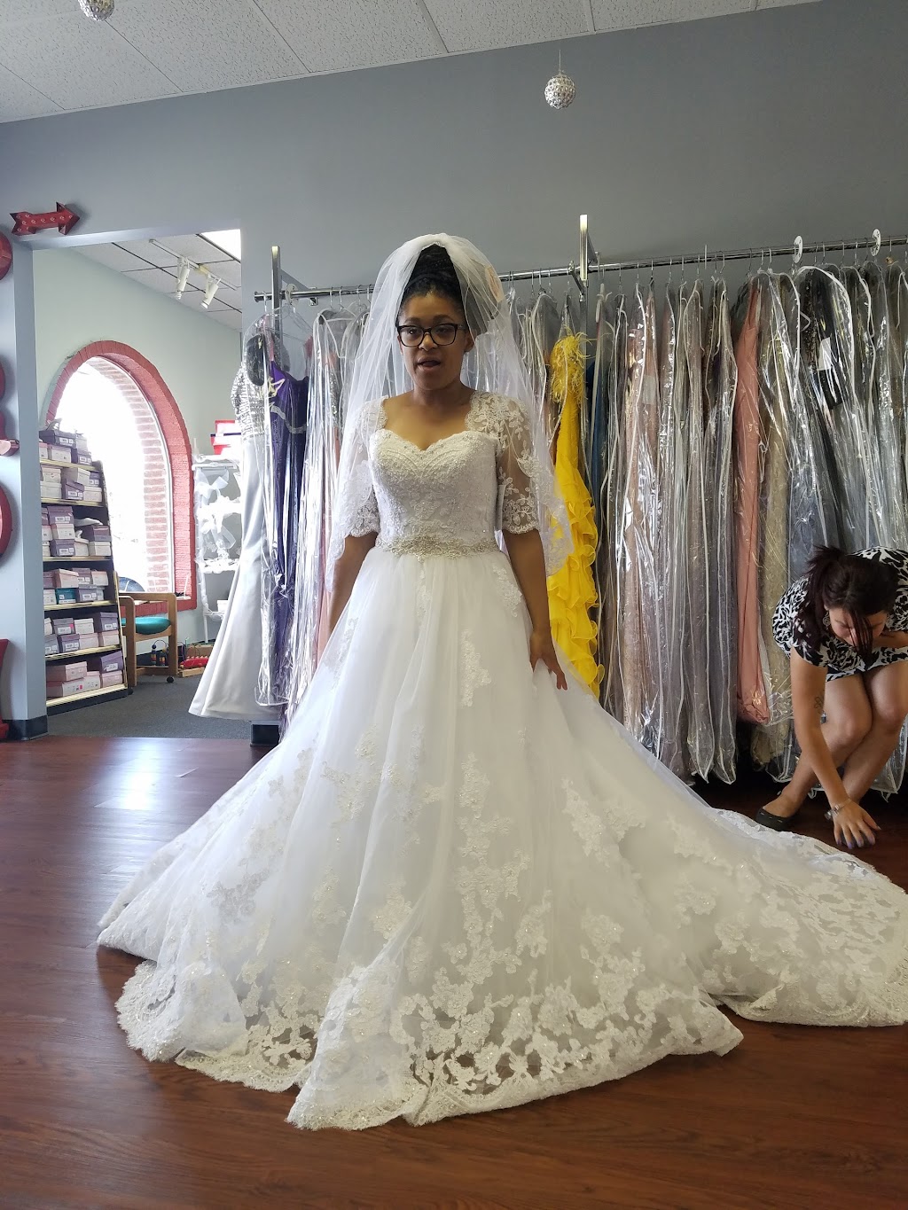 Evas Bridal & Fashion | 6227 Middlebelt Rd, Garden City, MI 48135, USA | Phone: (734) 422-5390