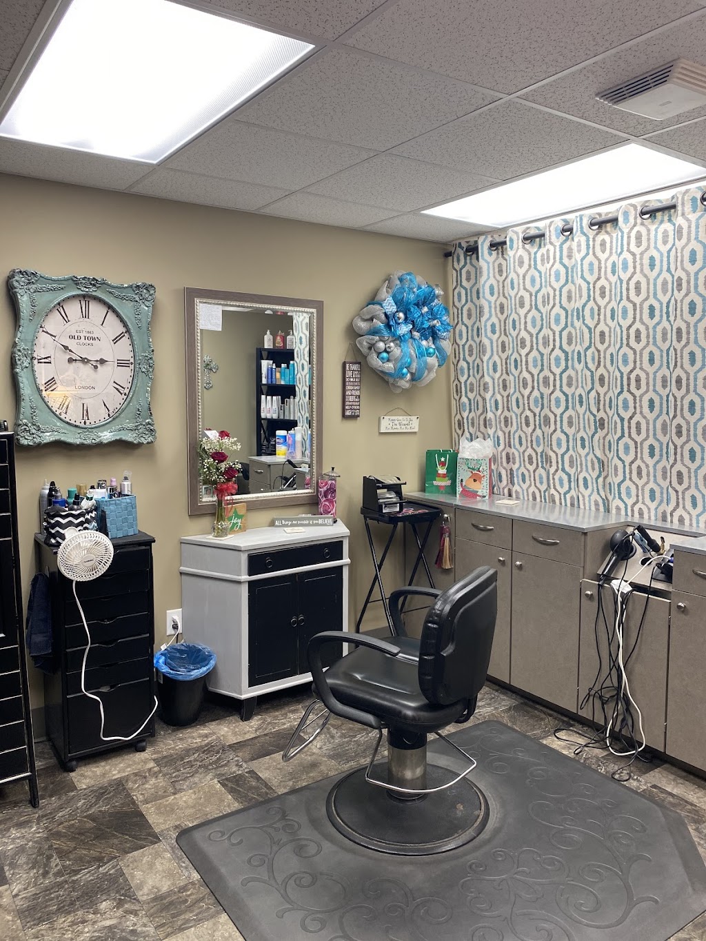 Carl & Christys Salon | 1705 McPherson Ave, Council Bluffs, IA 51503, USA | Phone: (712) 322-1625