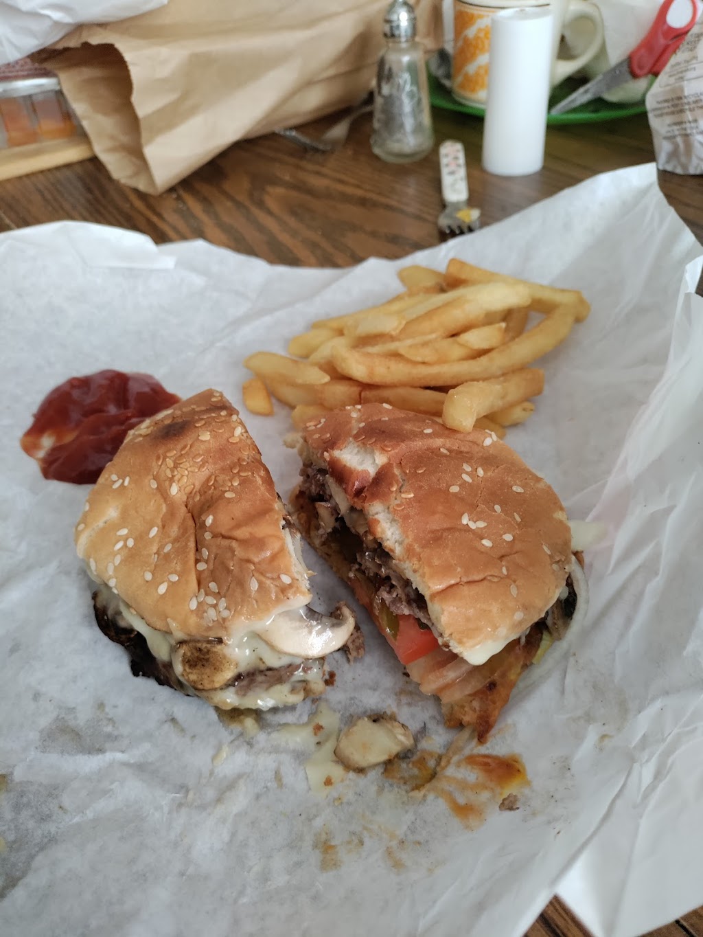 Classic Burger | 15927 Hesperian Blvd, San Lorenzo, CA 94580, USA | Phone: (510) 278-3333