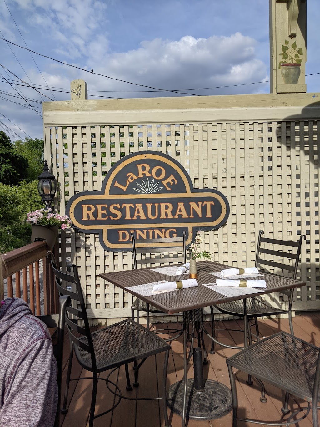 LaRoes Restaurant | 24138 Front St, Grand Rapids, OH 43522, USA | Phone: (419) 832-3082