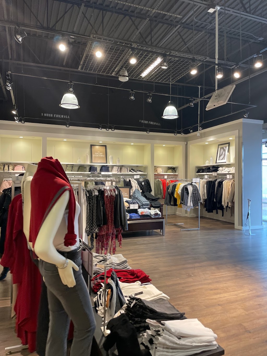 Banana Republic Factory Store in 915 Ridgewalk Pkwy, Woodstock, GA 30188, USA