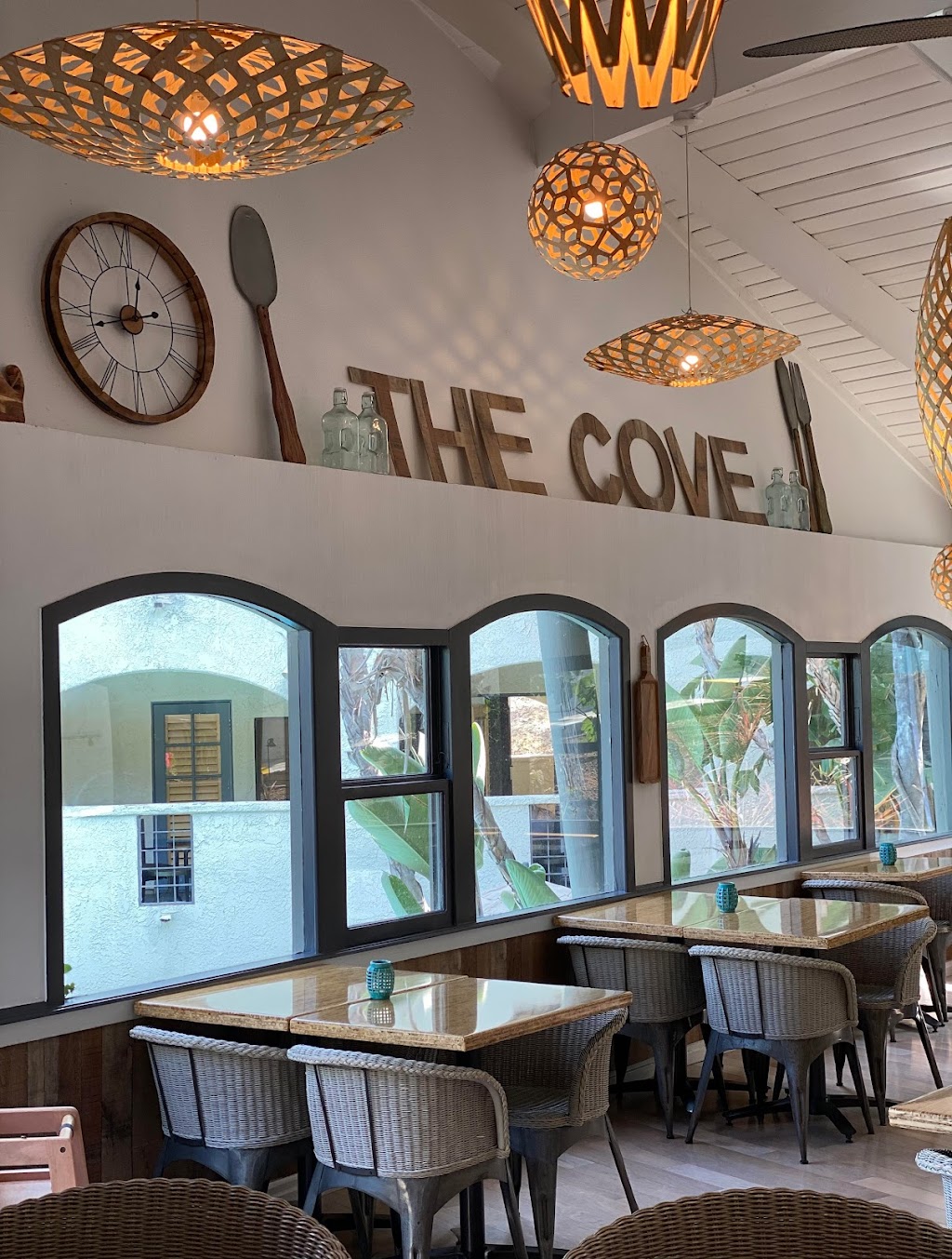 The Cove Bar & Grill | 888 Country Club Dr, Avalon, CA 90704, USA | Phone: (310) 510-2683