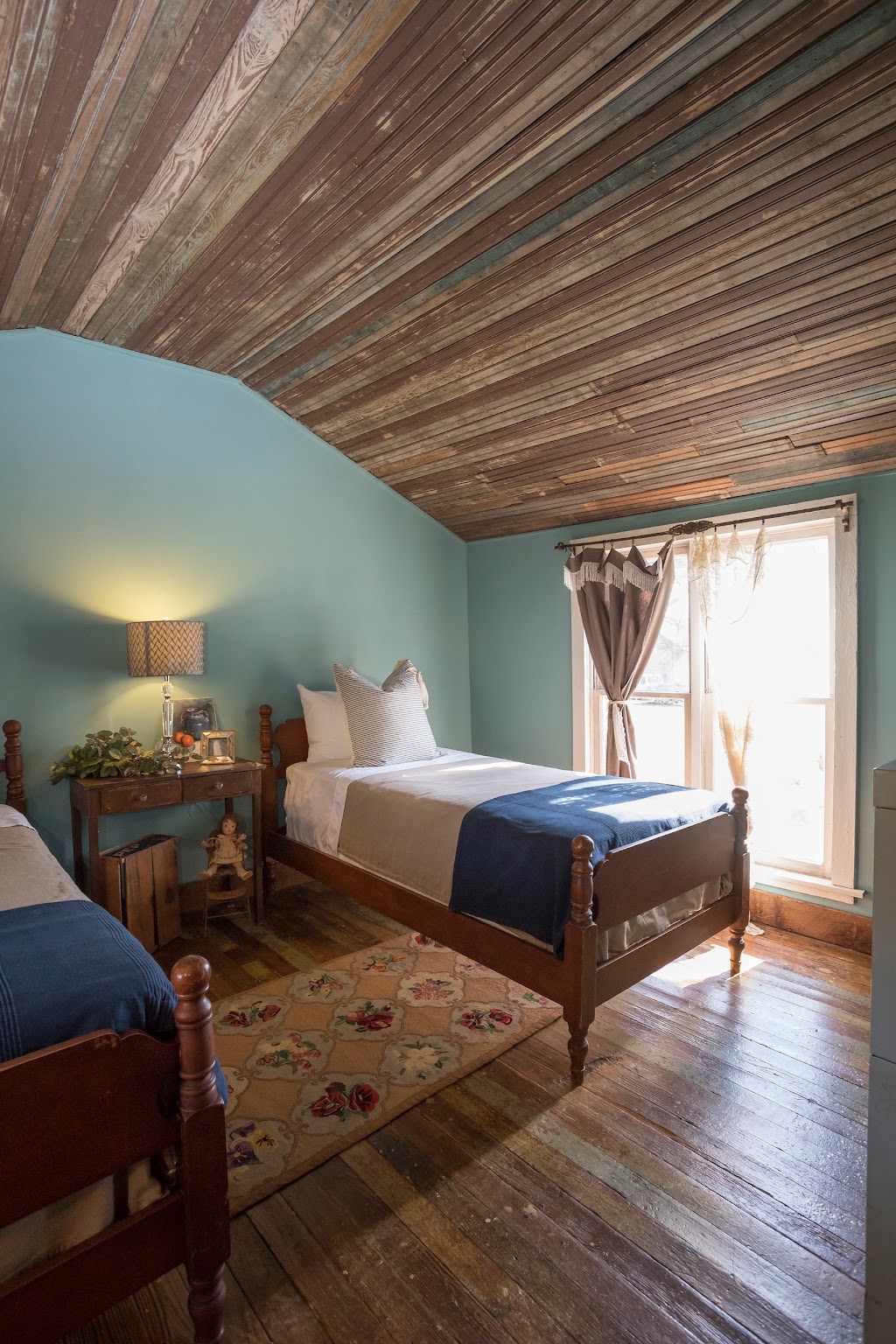 Heavenhill Guesthouse | 620 E Bridge St, Granbury, TX 76048, USA | Phone: (817) 894-2036