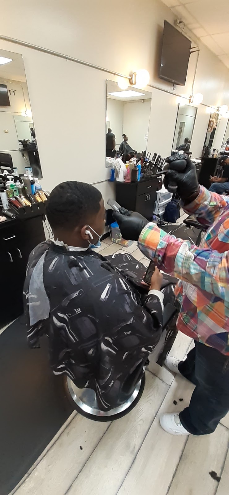 Klippers Barber Salon - hair care  | Photo 1 of 3 | Address: 9008 Overland Plaza, St. Louis, MO 63114, USA | Phone: (314) 801-8616