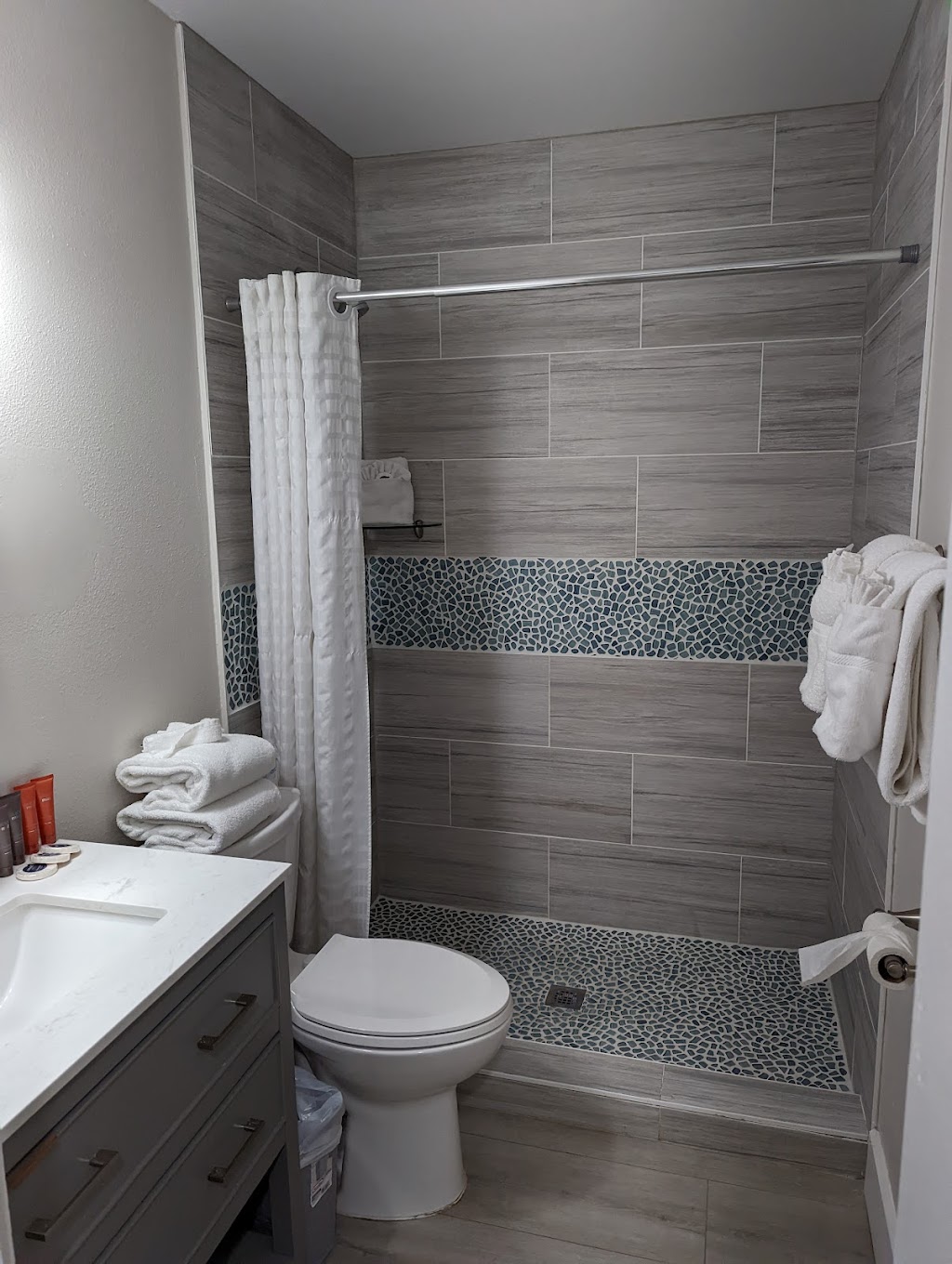 Amoray Dive Resort | 104250 Overseas Hwy, Key Largo, FL 33037, USA | Phone: (305) 451-3595