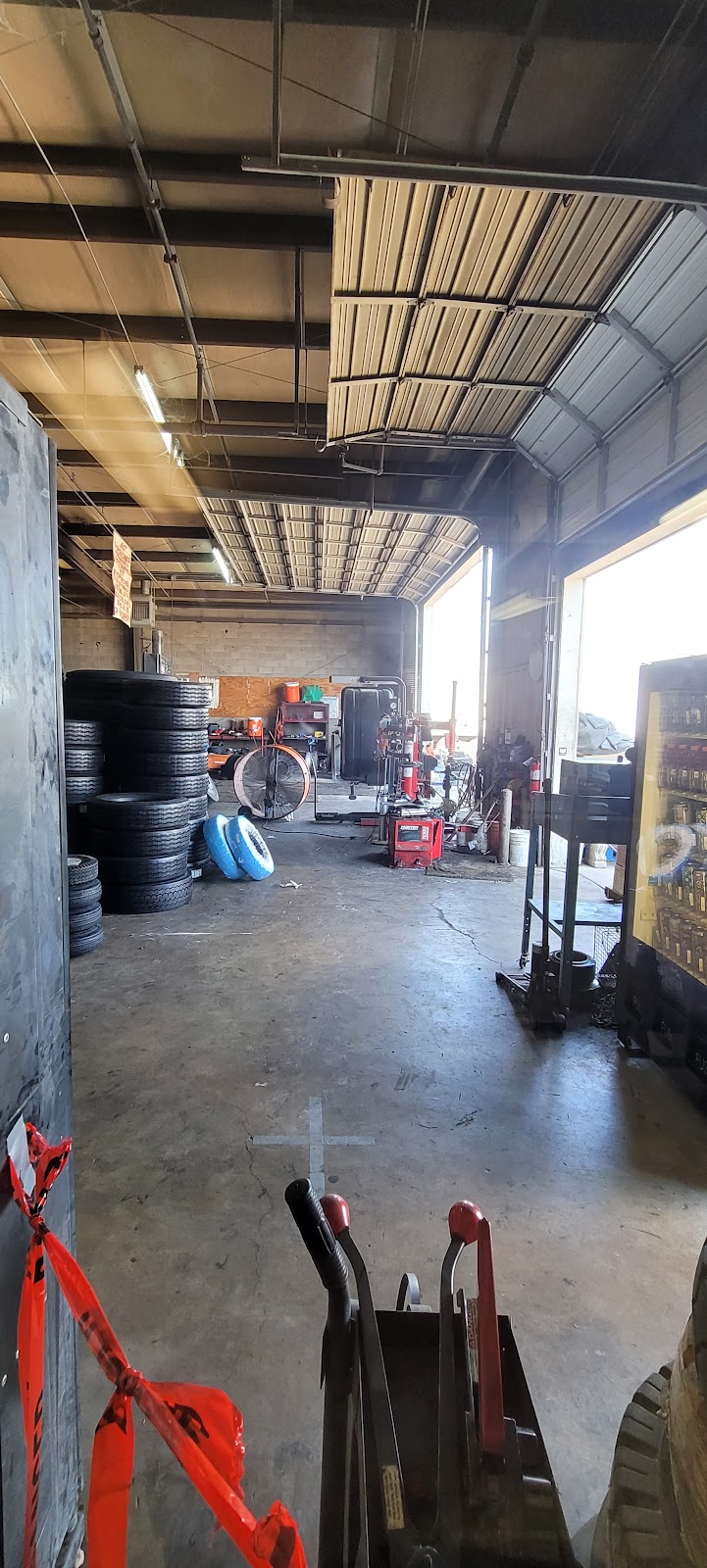 Big Es Tire Service & Sales | 3333 W Buckeye Rd, Phoenix, AZ 85009, USA | Phone: (602) 272-7425