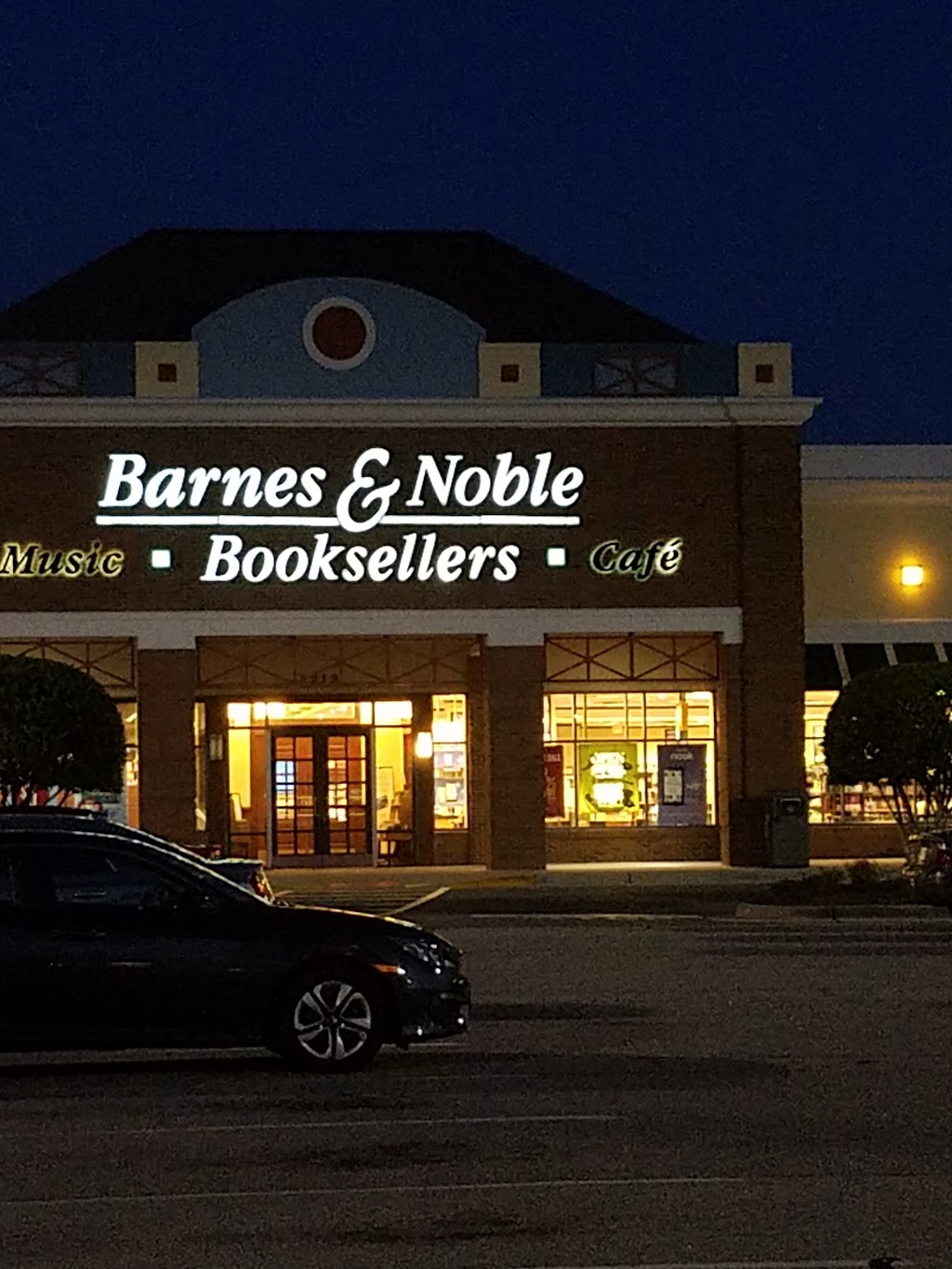 Barnes & Noble | 1212 Greenbrier Pkwy, Chesapeake, VA 23320, USA | Phone: (757) 382-0220