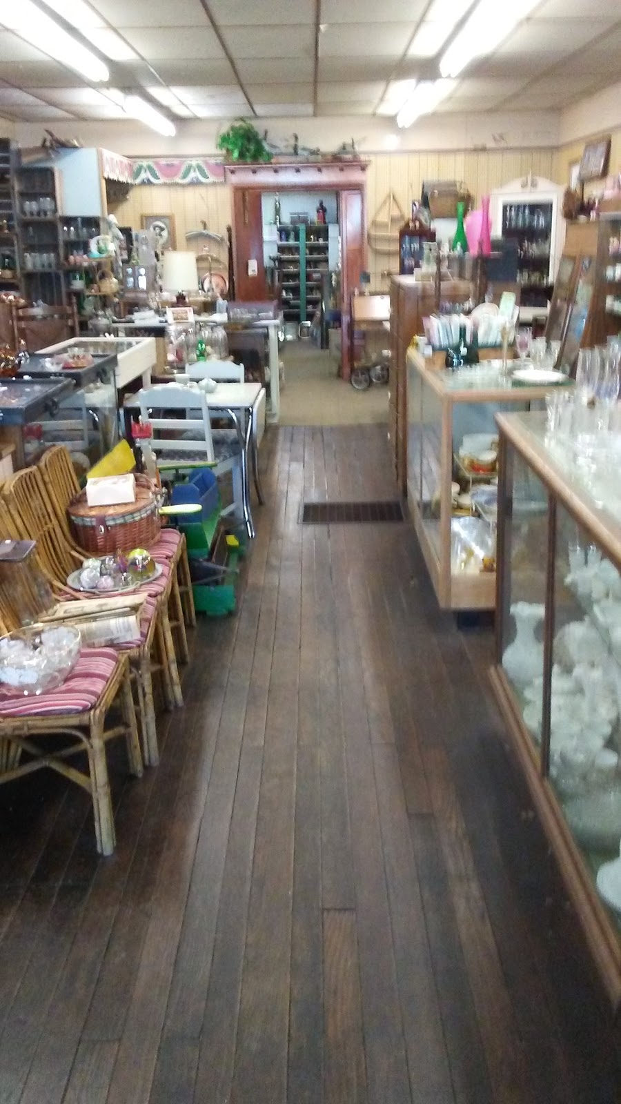 S & J Antiques Collectibles | 131 N Main St, Wolcottville, IN 46795, USA | Phone: (260) 993-2398