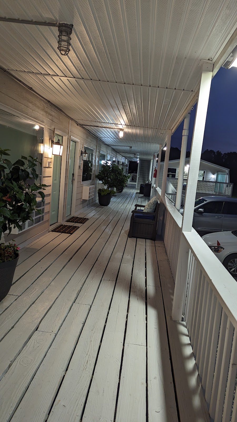 Deltaville Dockside Inn | 70 Dockside Dr, Deltaville, VA 23043, USA | Phone: (804) 776-1021