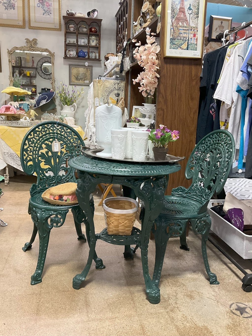 Americas Antique Mall - Highland | 8311 Indianapolis Blvd, Highland, IN 46322, USA | Phone: (219) 237-2386