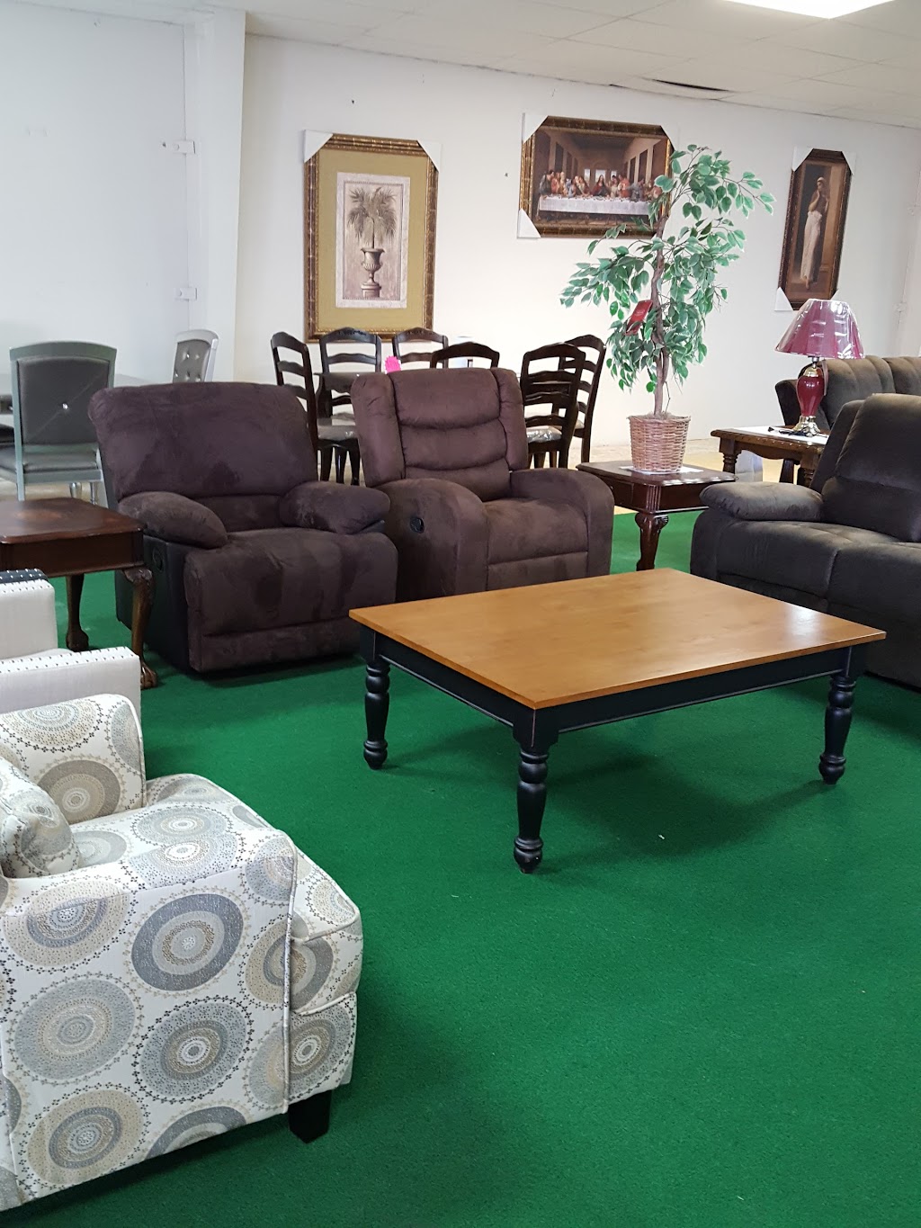 Lindas Furniture | 160 S Pacific Hwy, Woodburn, OR 97071, USA | Phone: (503) 982-0345