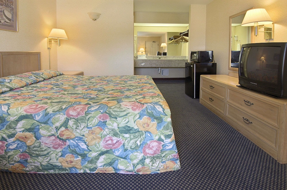 Brentwood Inn & Suites Suffolk VA | 1526 Holland Rd, Suffolk, VA 23434, USA | Phone: (757) 539-5111