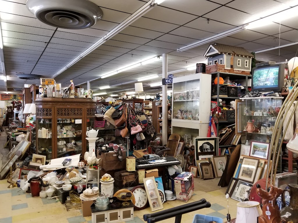 Englishtown Antiques & Used Furniture | 2094 Englishtown Rd, Jamesburg, NJ 08831, USA | Phone: (732) 446-3330