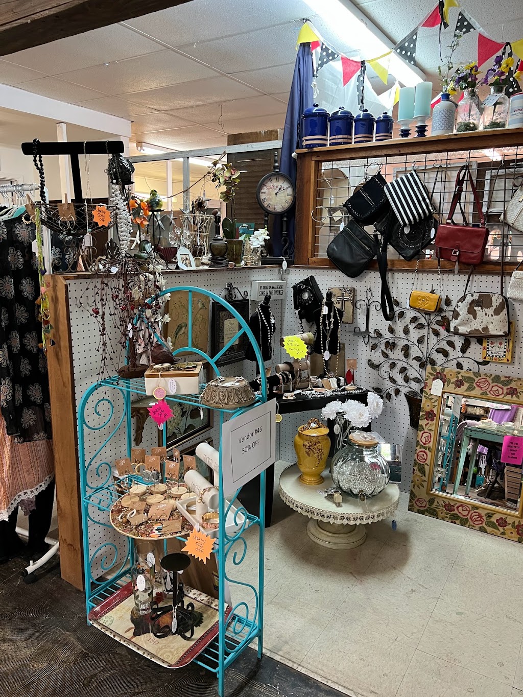 Lone star antique and craft mall | 102 Manor Dr, Azle, TX 76020, USA | Phone: (817) 683-9046