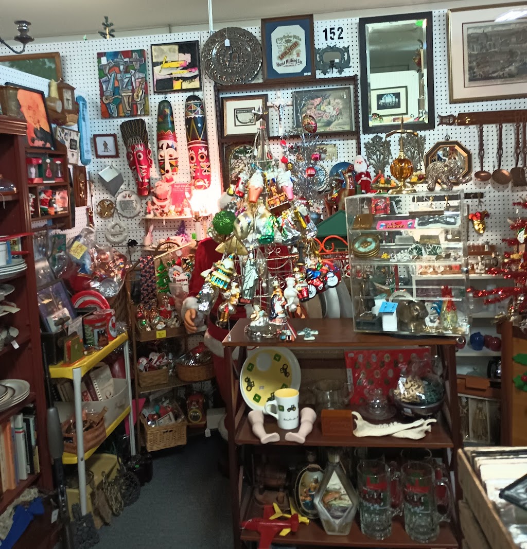 Aunties Antique Mall | 15567 Main Market Rd, Parkman, OH 44080, USA | Phone: (440) 548-5353