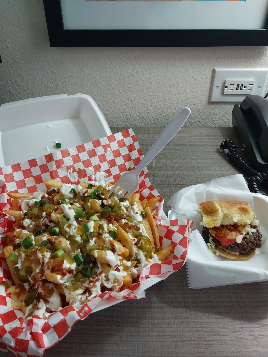 Lil Burgerz | 2506 Ovilla Rd Ste . C, Red Oak, TX 75154, USA | Phone: (469) 820-9135