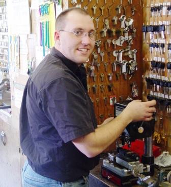 Aro Lock & Door North | 5801 W North Ave, Milwaukee, WI 53208, USA | Phone: (414) 258-8010