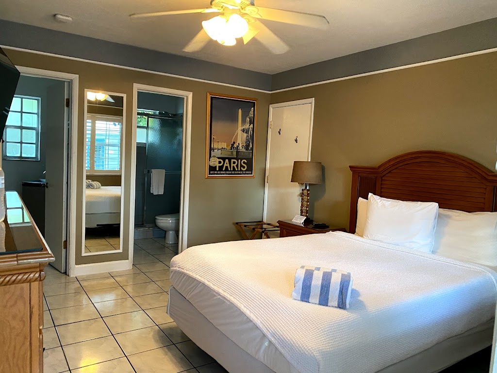 Coral Reef Guesthouse | 2609 NE 13th Ct, Fort Lauderdale, FL 33304, USA | Phone: (954) 568-0292