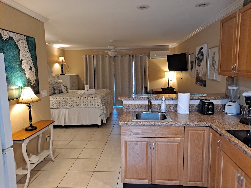 Enchanted Inn & Beachside Cottages | 607 Bay Esplanade, Clearwater Beach, FL 33767, USA | Phone: (727) 449-9039