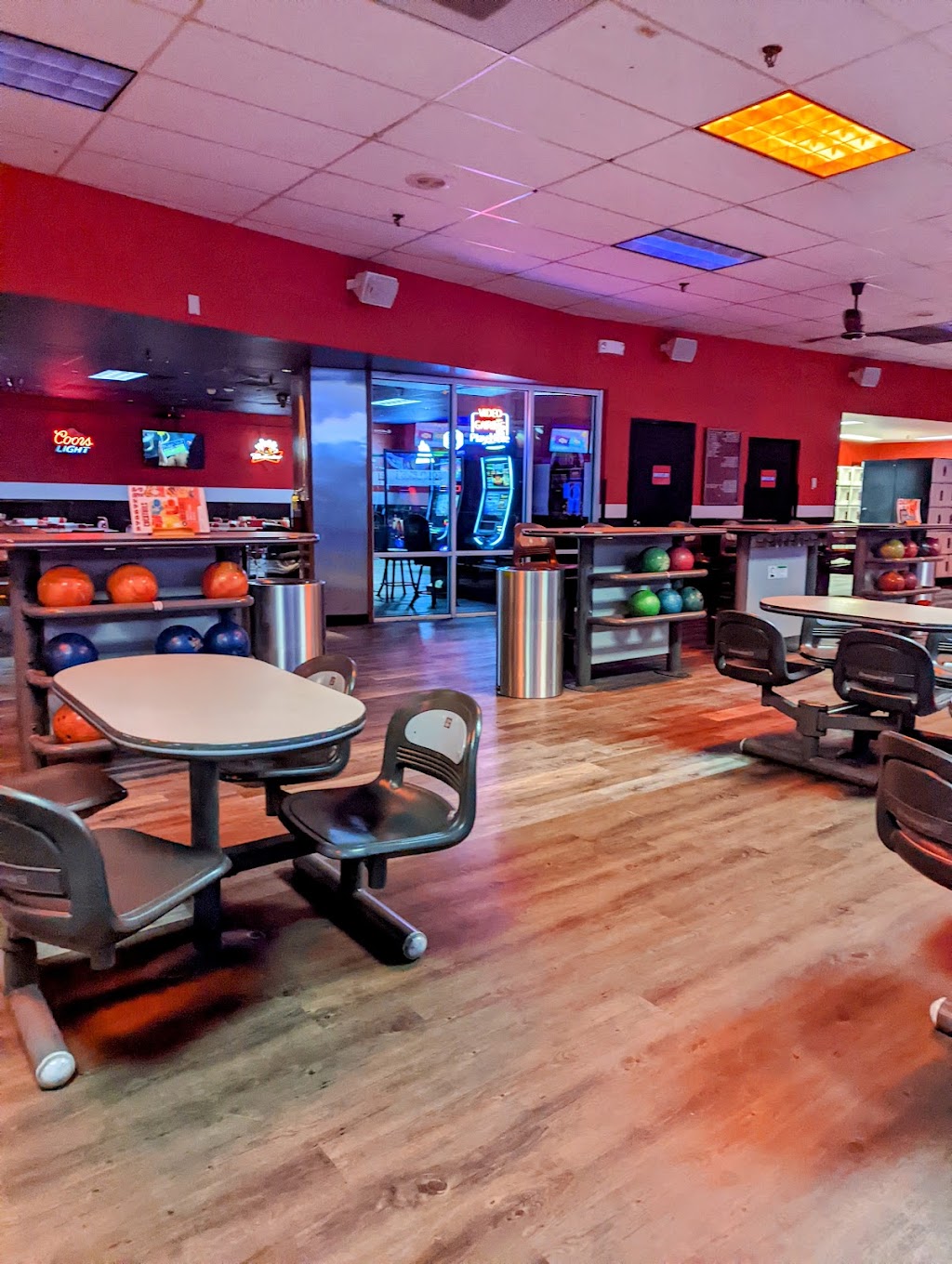 Bowlero Glendale Heights | 558 E North Ave., Glendale Heights, IL 60139, USA | Phone: (630) 858-1300