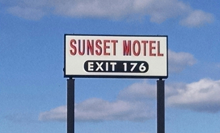 Sunset Motel | 511 Rockland Rd, Lake Bluff, IL 60044, USA | Phone: (847) 234-4669