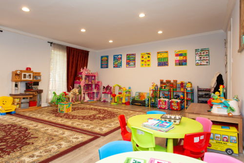 Busy Bee Childcare | 6337 Satsuma Ave, North Hollywood, CA 91606, USA | Phone: (818) 497-4948