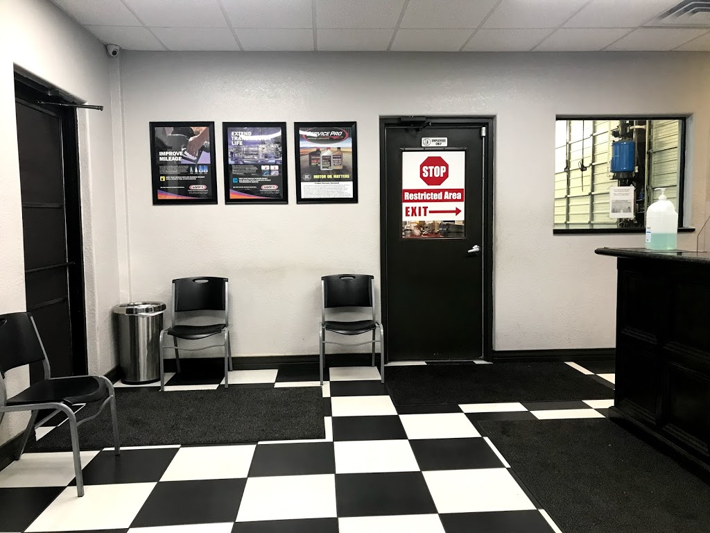 Checkers Quick Lube | 2720 E Kearney St, Laredo, TX 78043, USA | Phone: (956) 753-5823