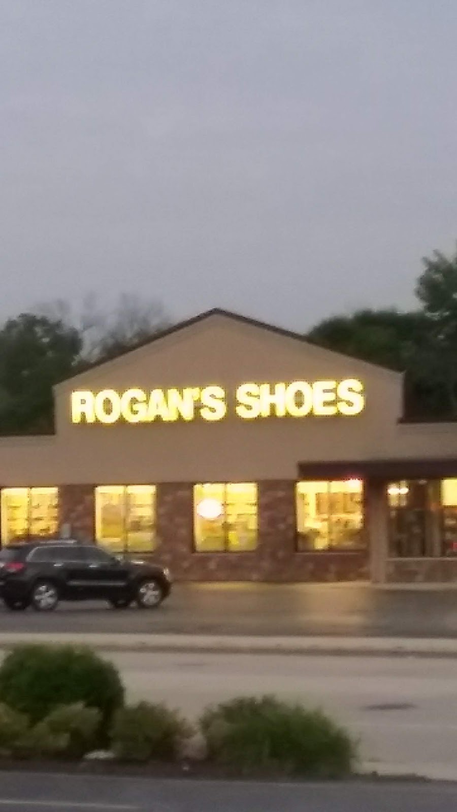 Rogans Shoes | 1511 W Washington St, West Bend, WI 53095 | Phone: (262) 334-3236
