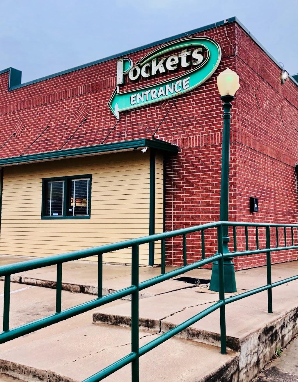 Pockets Restaurant & Sports Bar | 210 S Industrial Blvd, Euless, TX 76040, USA | Phone: (817) 858-0507