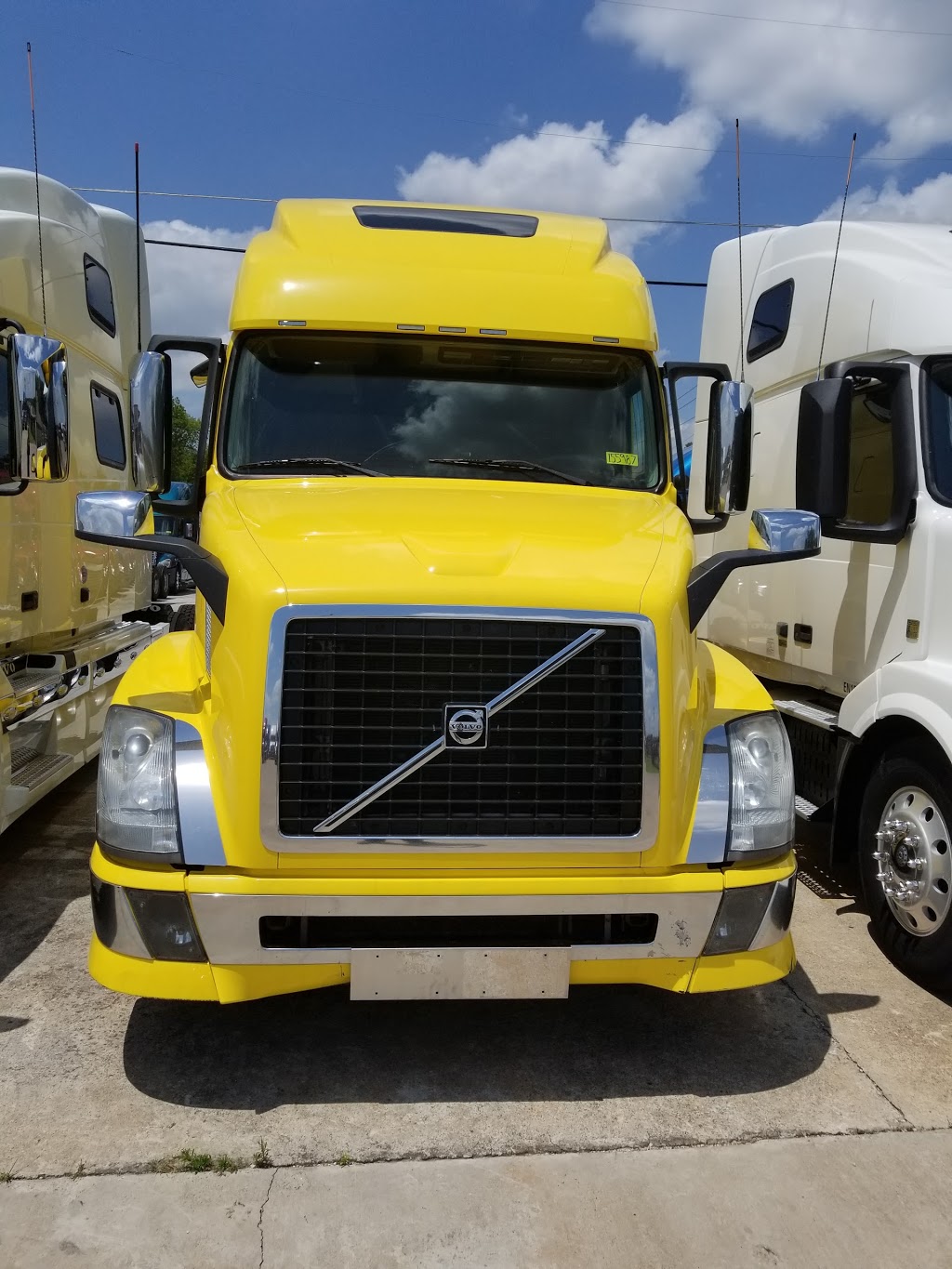 Lone Mountain Truck Leasing | 932 S Ayers Ave, Fort Worth, TX 76103, USA | Phone: (866) 512-5685