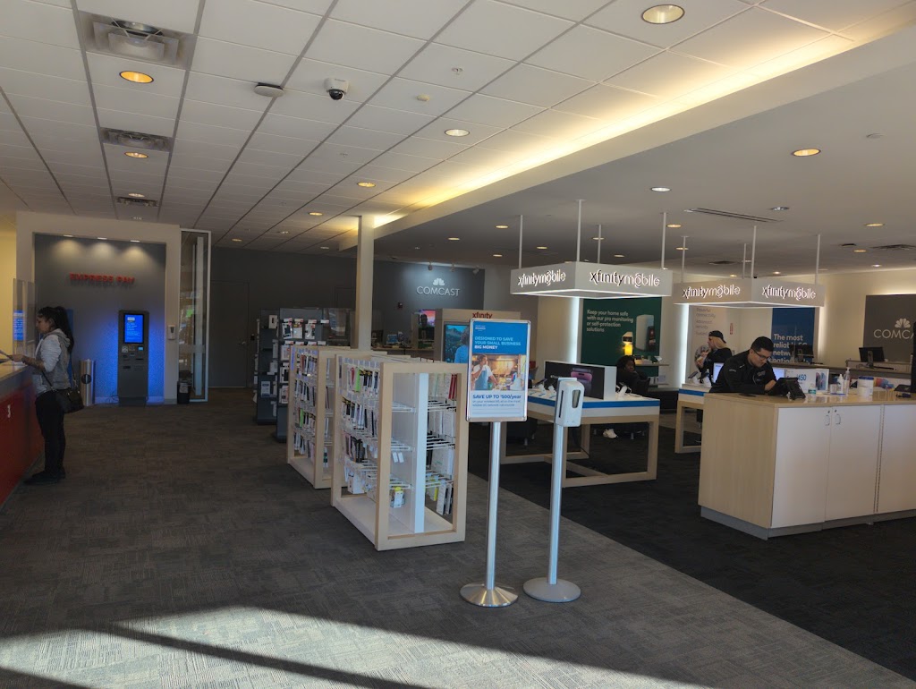 Xfinity Store by Comcast | 6331 Roosevelt Blvd #11, Jacksonville, FL 32244, USA | Phone: (800) 934-6489