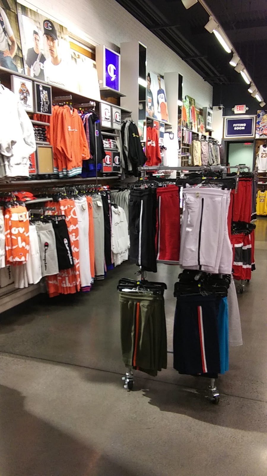 Champs Sports | 320 Vintage Faire, Modesto, CA 95356 | Phone: (209) 572-3453