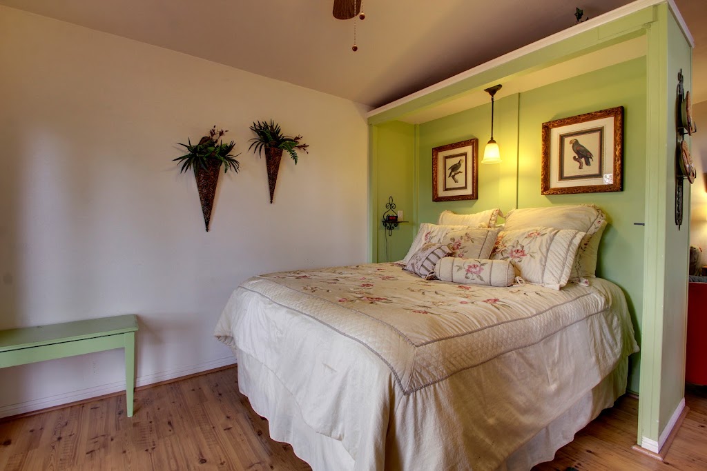 Gruenes Yellow Haus & Annabelles Suite | 1184 Gruene Rd, New Braunfels, TX 78130, USA | Phone: (830) 832-3530